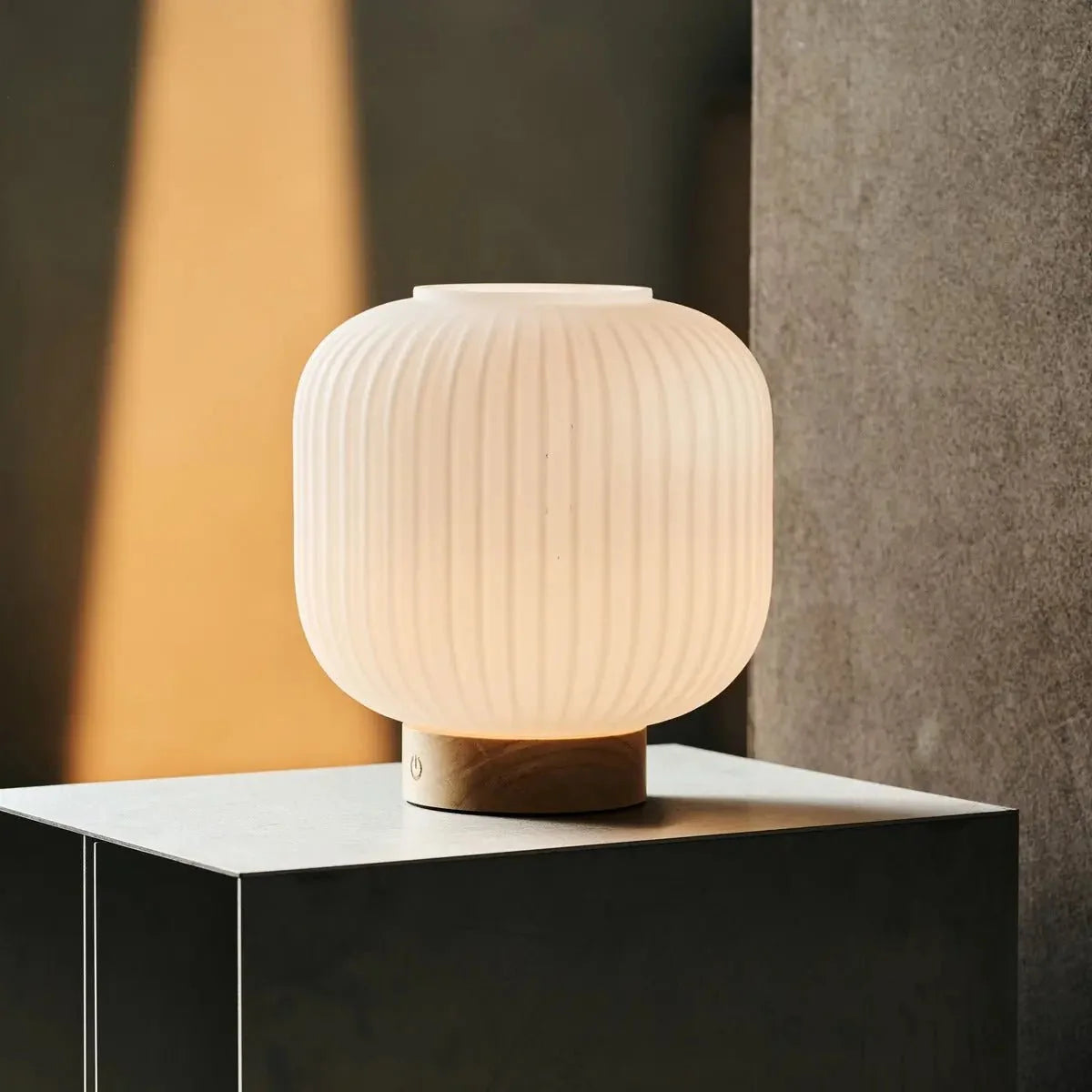 Oplaadbare Tafellamp van Rubberhout en Glas – Dimbaar – Lichtbruin