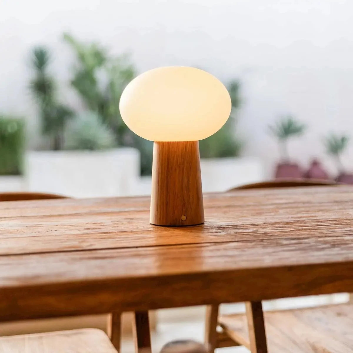 Draadloze Tafellamp van Rubberhout en Matglas – Dimbaar – Lichtbruin